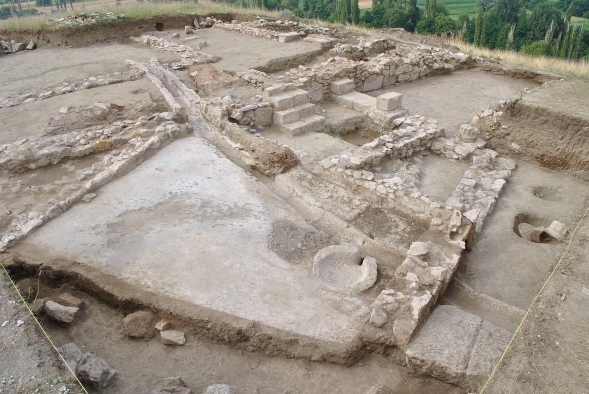 Просторија со малтерен под