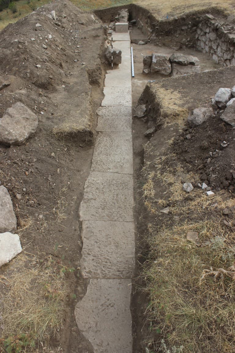 Стилобат покрај внатрешниот бедем